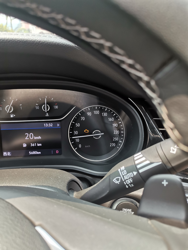 质量堪忧啊不到6千公里灯亮了
正常驾驶，就去便利店买瓶水的功夫，回来再启动就发现