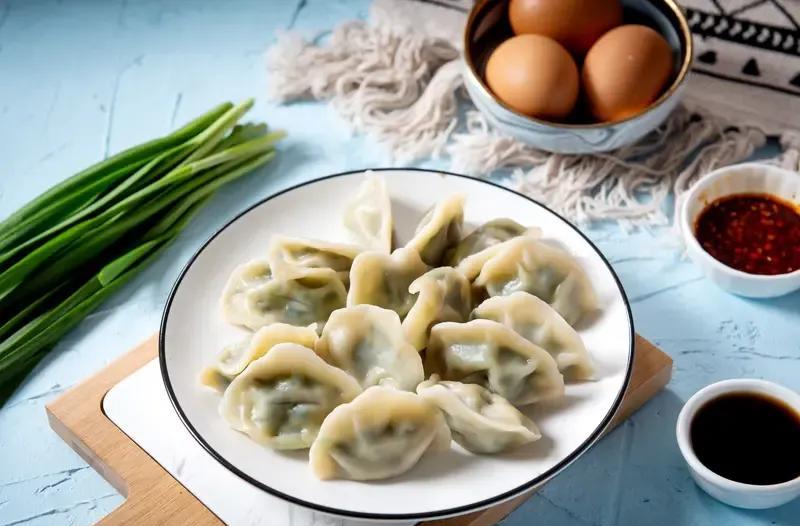 韭菜饺子，是小时候的美好味道，甜蜜时光
是不是每个人，
都有怀念的童年美食
韭菜