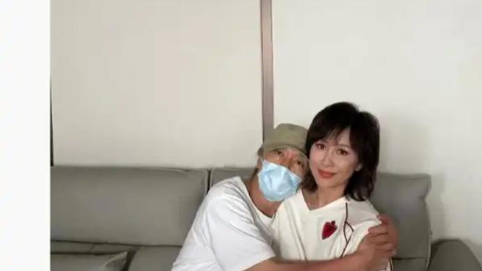 62岁周星驰参加酒局，抱着刘嘉玲合影，喝87年铁盖茅台, 奢侈?