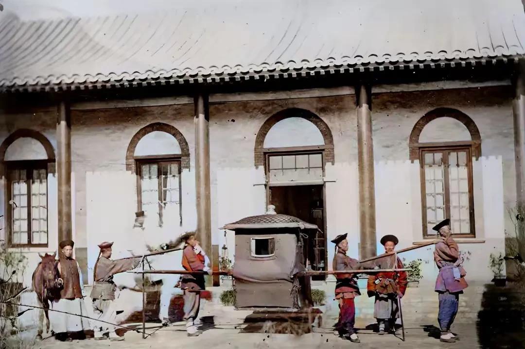 这是晚清时期，一名官员出行前随行人员们正在等候的真实画面，并非电视演绎。
照片经