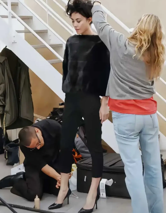 王菲真是时髦，她也是幸运总能遇到会设计的人，王菲如今这资源也给了窦靖童，窦靖童不