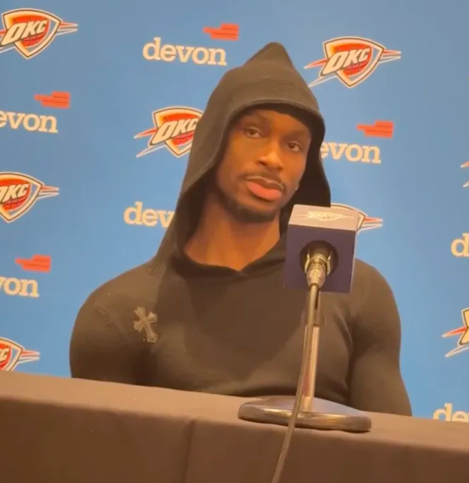 NBA常规赛，雷霆136-104击败骑士。
赛后雷霆球员谢伊-吉尔杰斯-亚历山大