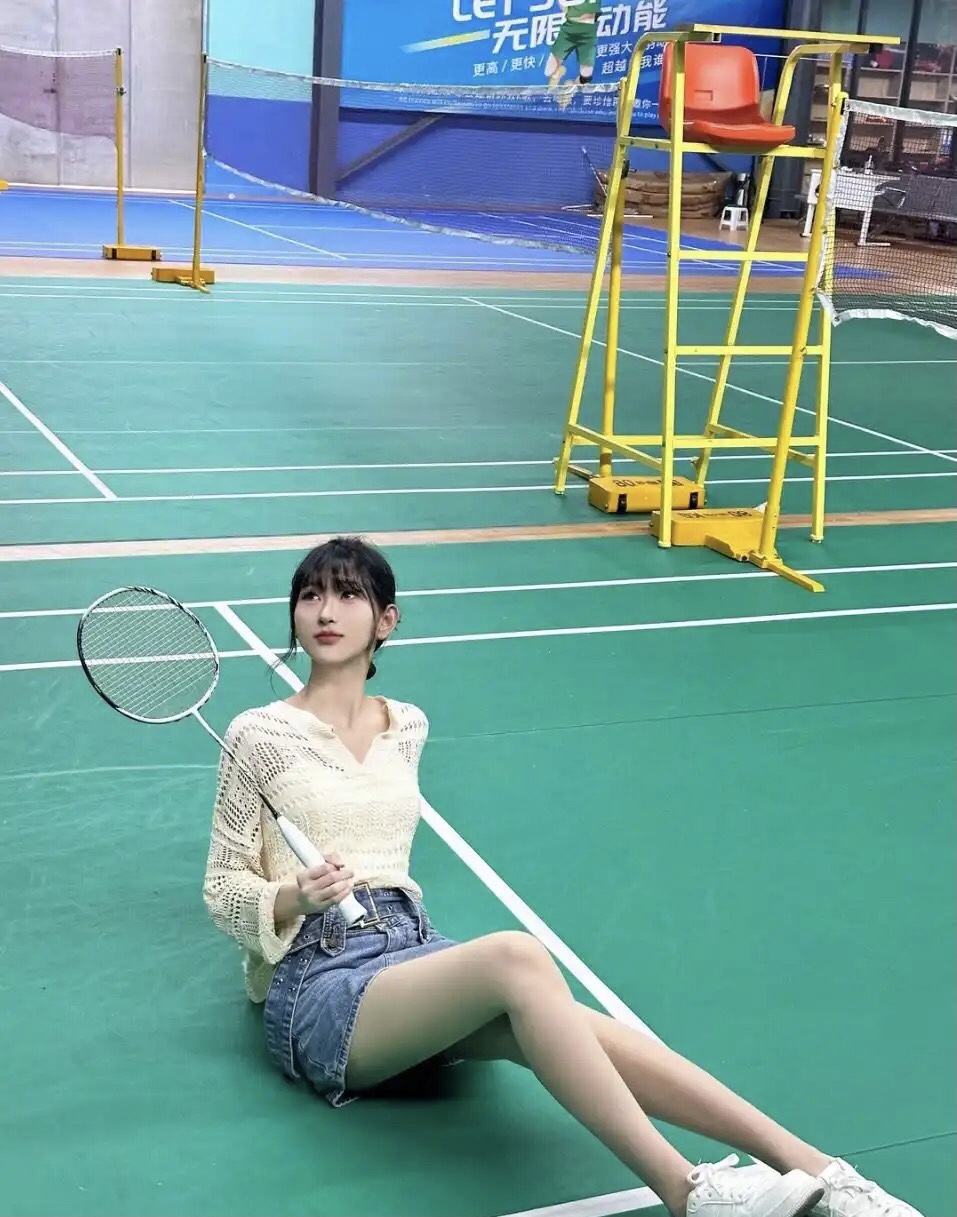 穿这身打羽毛球，不合适吧