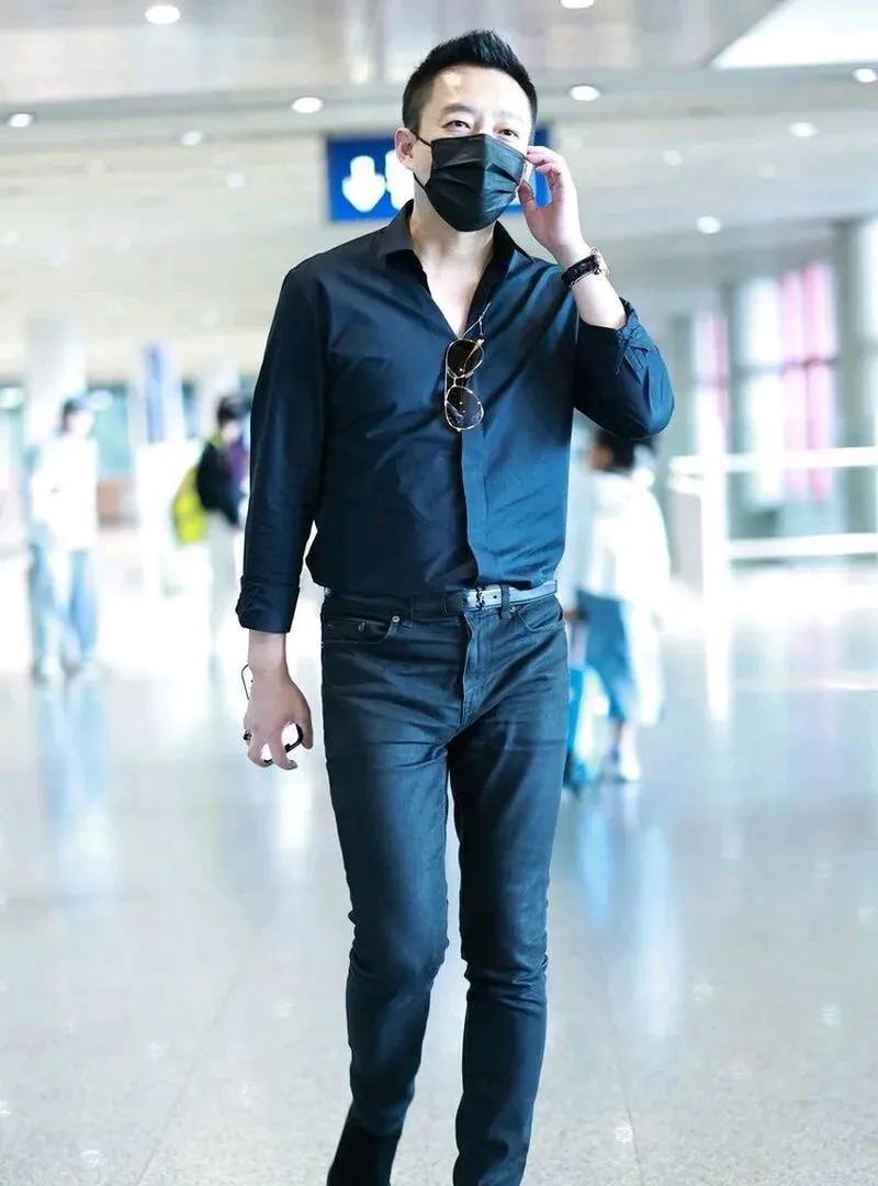 要我看啊，汪小菲这人，身上的故事能凑成一本热闹的街坊 gossip 集。
 有人