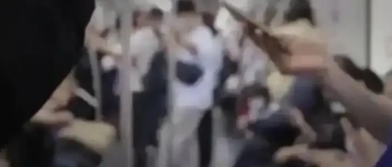 “判的太轻！”在上海地铁中一男子在车厢内吃花生，还吐一地花生壳，被同车厢另一男子