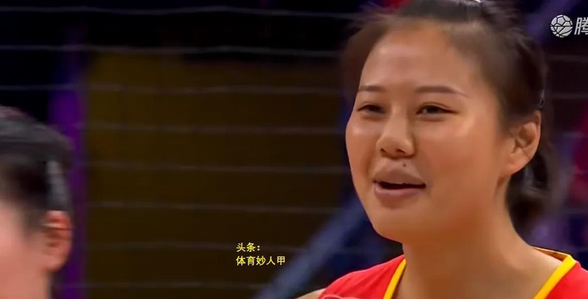 32岁队长抽筋硬撑，这球看得太揪心！
0比2落后，中国女排被德国队逼到了悬崖边。