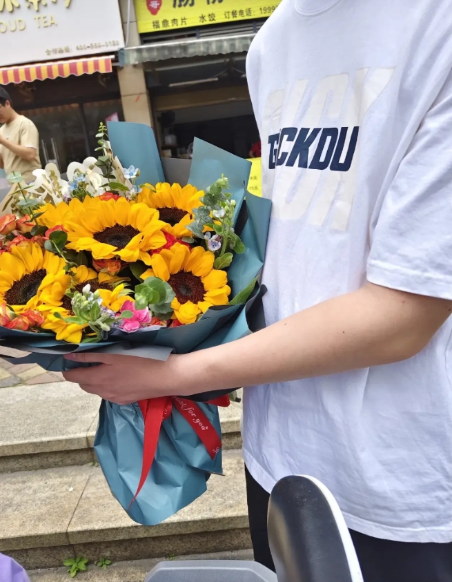 2025年6月7日，11点30分。第一场语文高考结束。

刚刚，我问了第一个走出