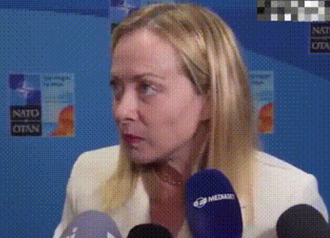 意大利总理梅洛尼在接受记者采访时惊现“怪异”表情，引发国外网友热议！
6月24日