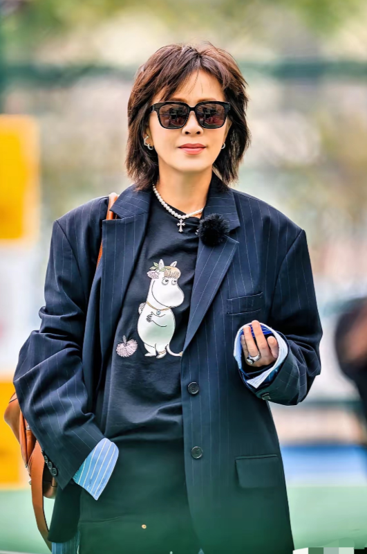 终于有人问了！
刘嘉玲问
“你生理上没这么需要吗？”
​刘嘉玲在某档节目中问弟弟