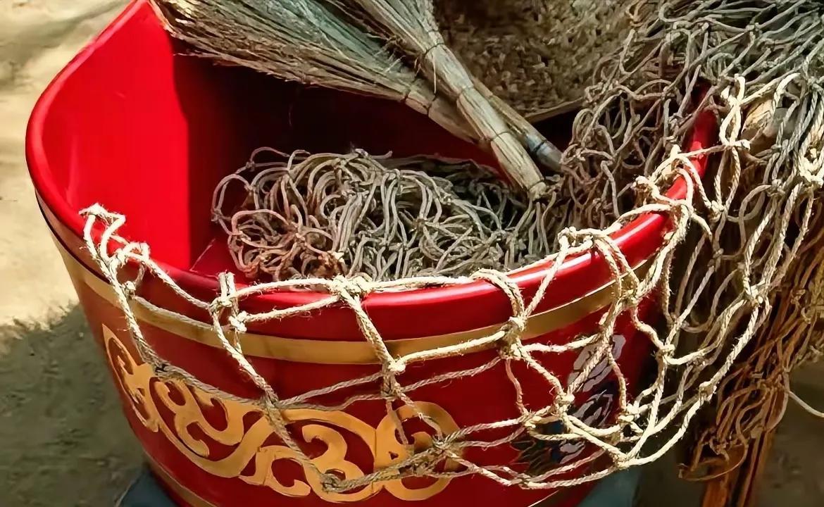 追剧《生万物》 这大脚花2块大洋买个洗澡盆，是为了让绣绣能洗上澡，过得舒坦些。 