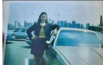 这张照片怀疑不真实。那个时代穿的衣服怎么可以露出肚的肌肤呢？
