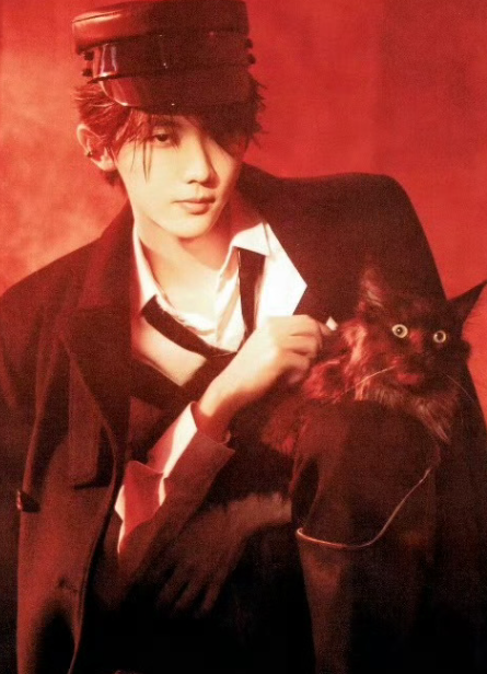 家人们谁懂啊!马嘉祺就是一只迷人的小黑猫神秘又可爱。生日月将至，感觉他又会带来新