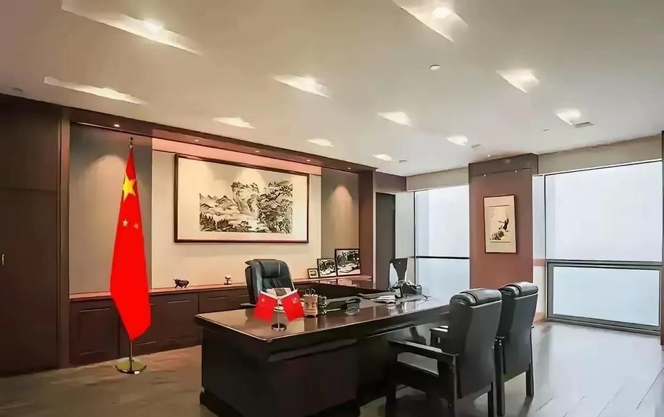 二级警务专员和二级巡视员并不完全相同，它们在级别、职责和待遇等方面存在一些区别。