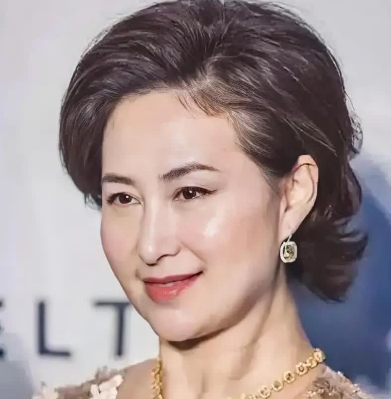 何超琼回应不生娃：

当年放弃陈百强后选择婚姻，如今想起只剩叹息

前两