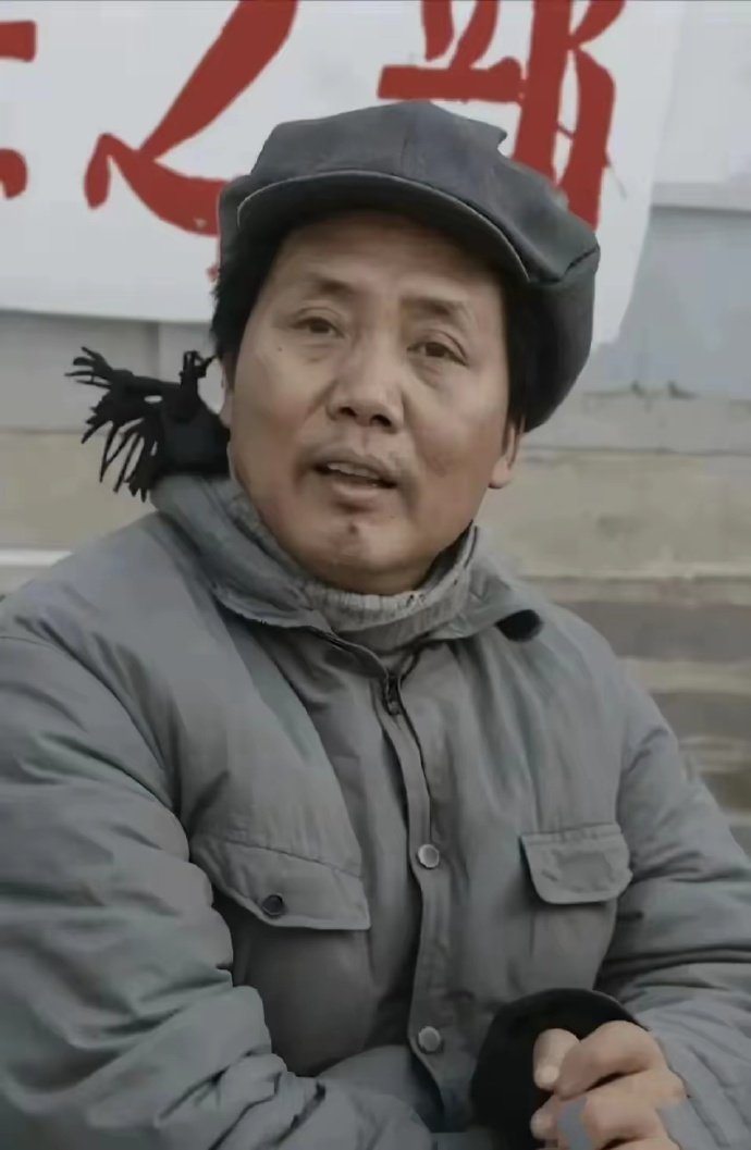 这是伟人长征结束后的珍贵照片，每每看到都心痛不已，当时严重的营养不良，人已经非常