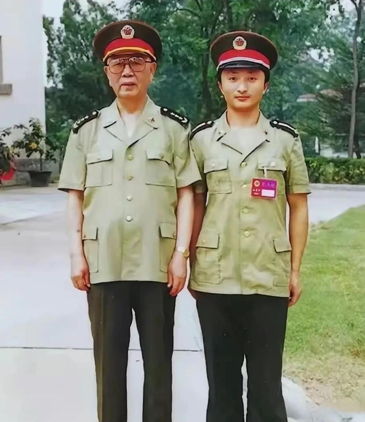 上世纪九十年代，刘华清上将和炊事班长徐永红的珍贵合影，官兵平等，爱兵如子。刘华清