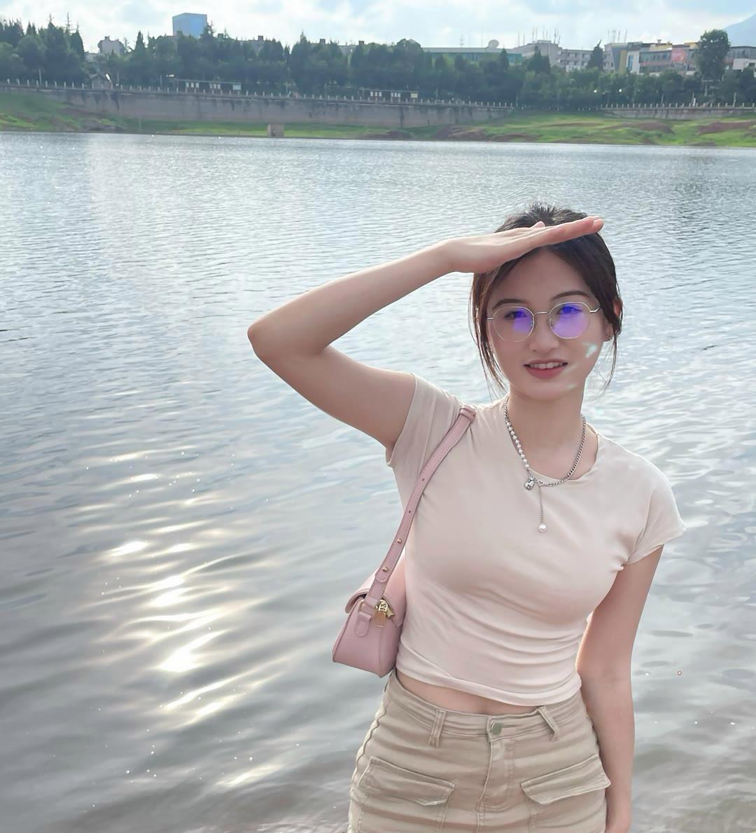 湖边拍照新姿势，手遮额头pose来一张，自然又可爱，美照get！