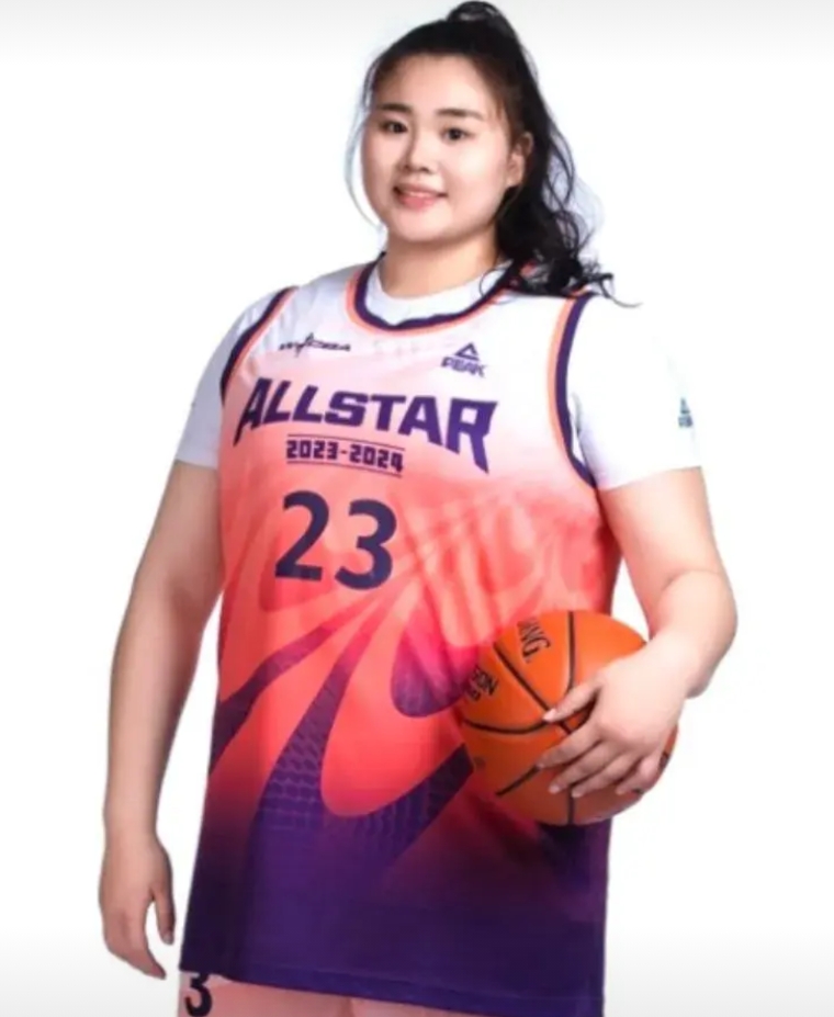 强烈建议中国大运女篮直接转为国家队，原来的国家女篮和教练组就地解散，宫鲁鸣指导回