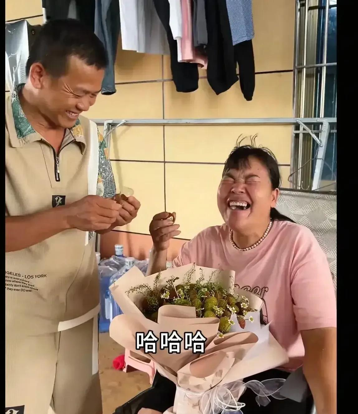 婵宝的性格
大抵遗传自妈妈
看全爸六一儿童节
一束荔枝花就把全妈
逗得眉开眼笑