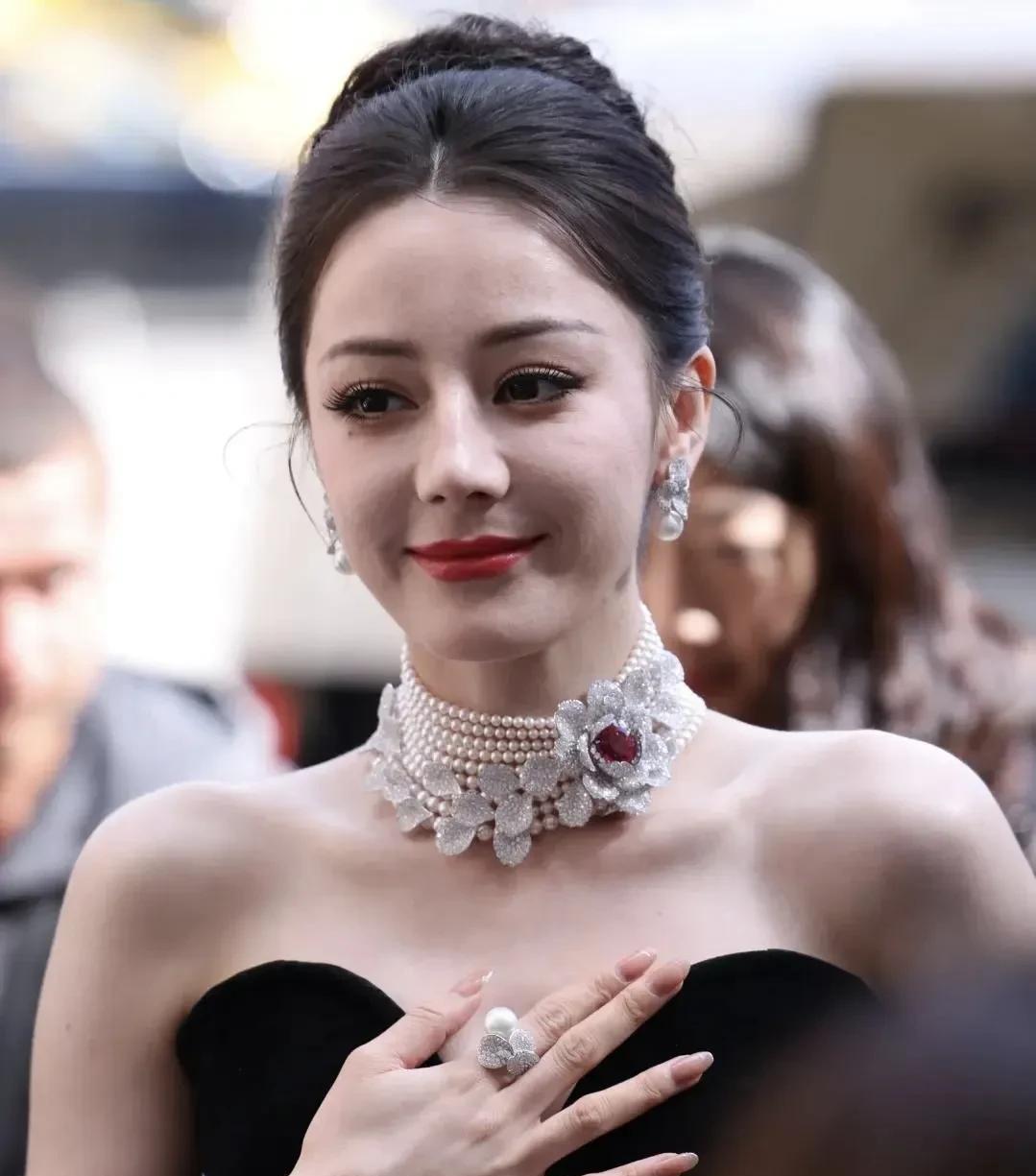 迪丽热巴穿抹胸裙杀疯了！天鹅颈配奢华珠宝，直角肩+傲人曲线，皮肤白到发光，浅笑太