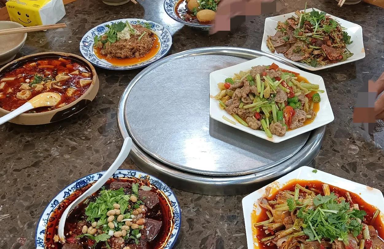 周六，我们在街子古镇玩。
黄昏时分，我们找饭馆吃晚饭，看到一家牛肉馆，大家决定就