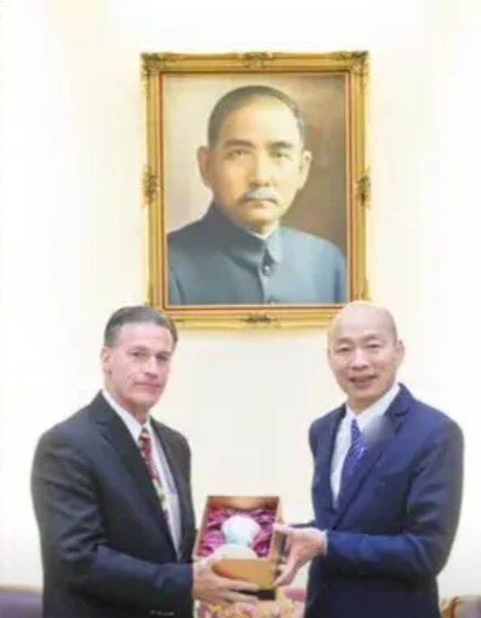 一语成谶！赖清德请求美国人施压韩国瑜，韩国瑜服软，承诺通过预算案，支持加强对美军