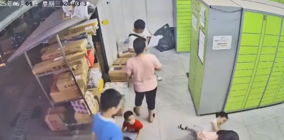 打得好！对待恶人必须采取强硬手段，太可怕了，这个小恶魔下手如此狠毒，竟然连续三次