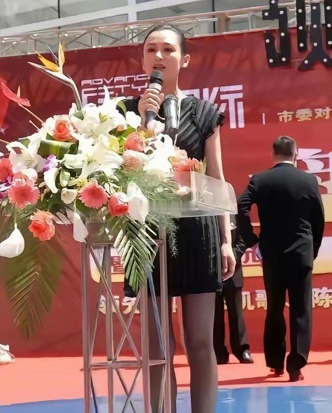 这个是商演活动吗？身家过亿的女明星，居然也看得上这个。