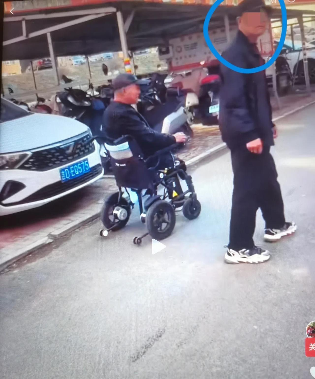 一大爷手掰路边停车牌照，被一路过女子质问：你掰人家牌照干啥？
     一条马路