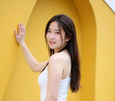 "阳光正好，微风不燥，女孩的笑容就像这天气一样，让人心情大好！"