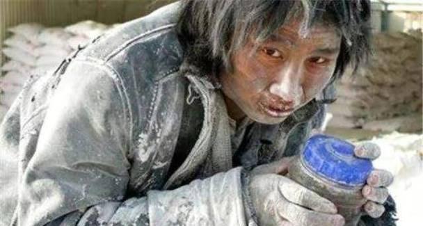2011年，大学生崔松旺伪装成流浪汉，浑身散发恶臭，牙齿布满污垢，每天在垃圾桶旁
