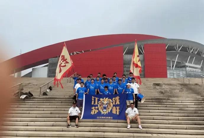 苏超的热度现在确实大，南京球迷会长因欲滑不慎摔倒，导致小腿骨折也牵动了不少球迷的