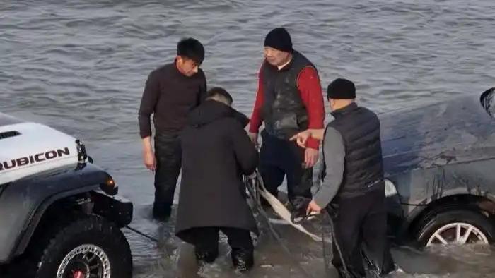 零下3°C冰河救人！60岁企业家于东来跳入刺骨河水救援被困车辆
