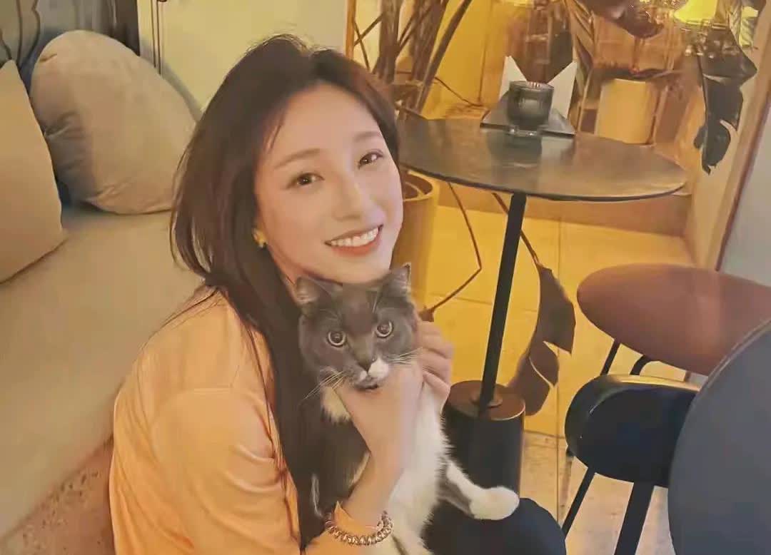马凡舒不仅有精彩台上表现，台下生活也是炫目多彩的。生活中的马凡舒，特别热爱健身，