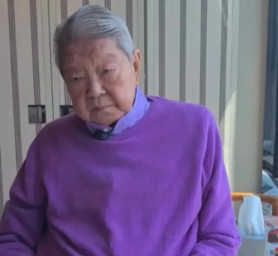 曾经有人问过蔡澜一个问题：

一辈子没生小孩，如今年老需要人照顾了，是否后悔