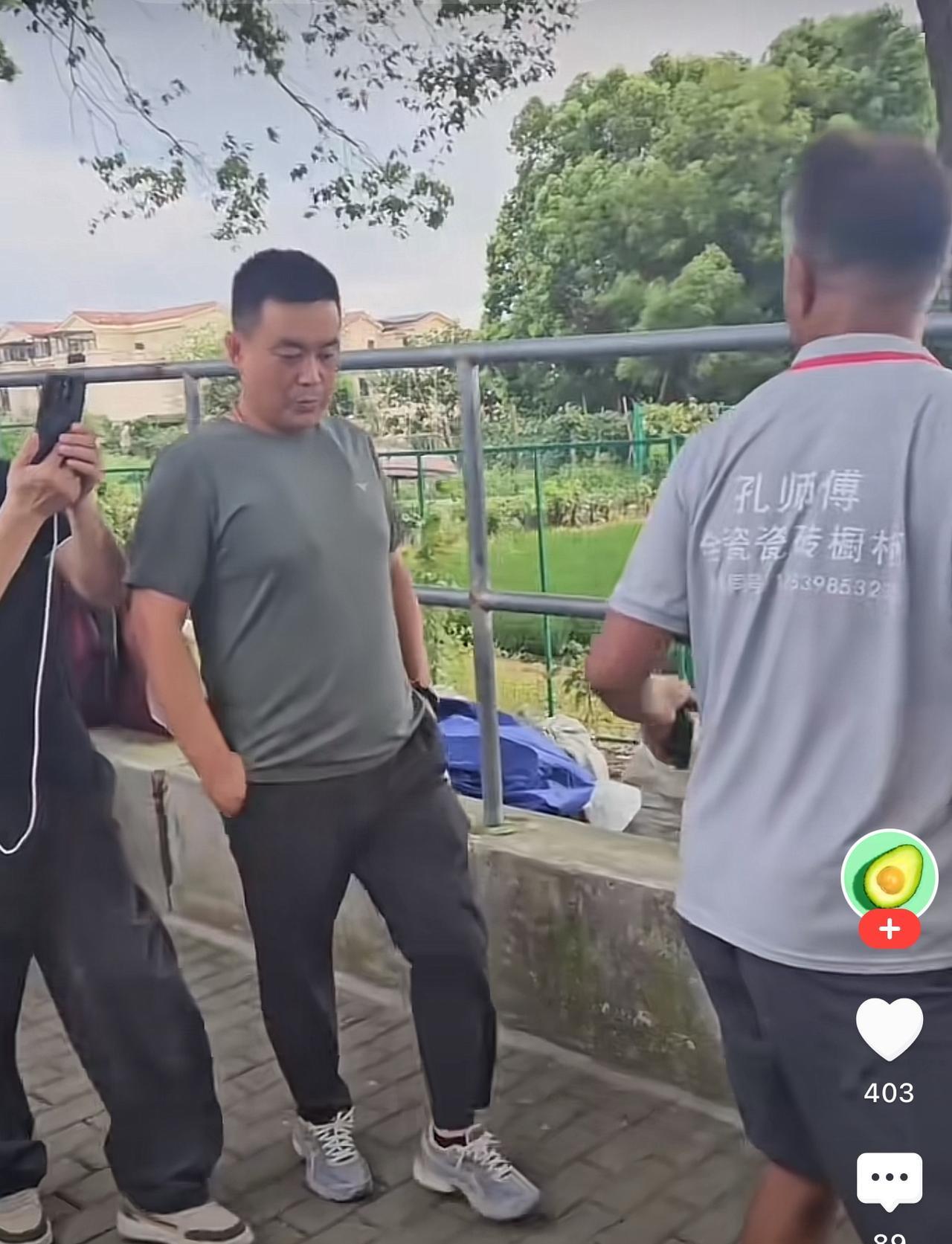 流浪大师沈巍再度爆红，每天到青浦去看他的粉丝络绎不绝，这个世界就是这样的，只要一