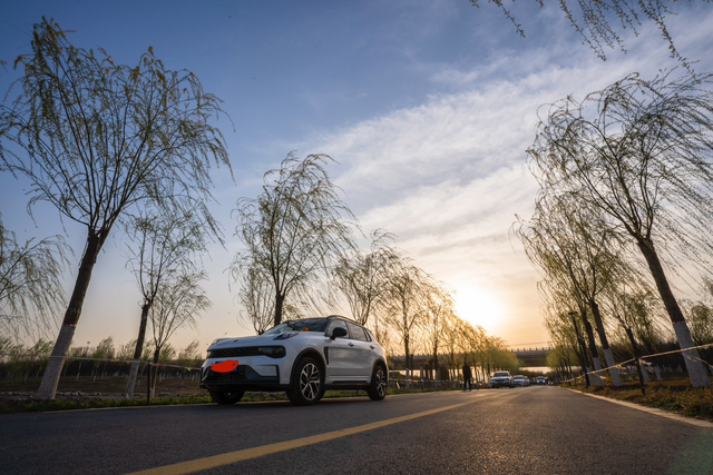 打着方向过减速带咯吱咯吱响
21款领克01
四万公里，右前轮撞断轴过一次，后来冬