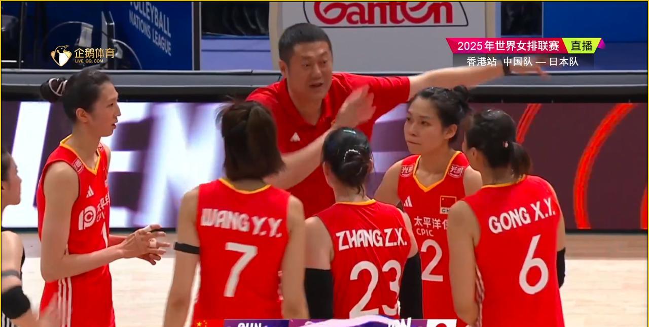 #一句话为中国女排加油# 吴梦洁伤缺战力损减一半！中国女排0：3不敌意大利女排，