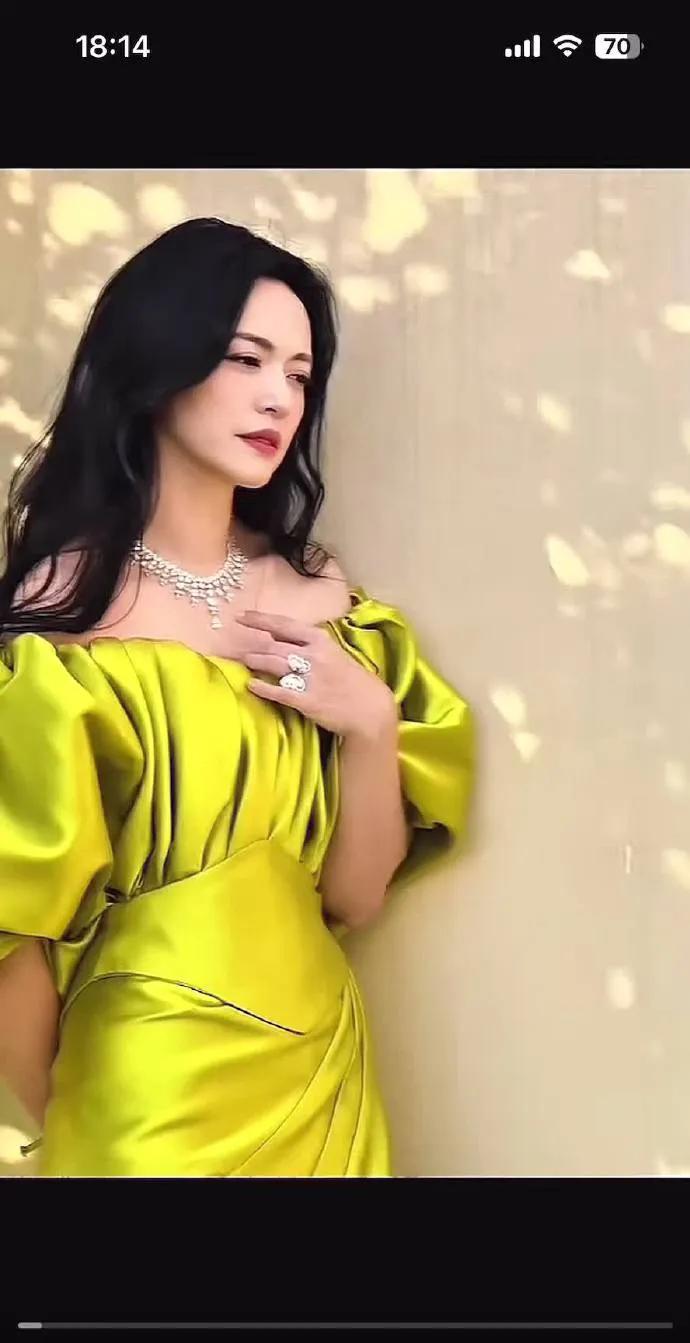 #姚晨晒儿子画的中草药图谱# 小土豆的手绘中草药图谱也太惊艳了吧！笔下的植物形态