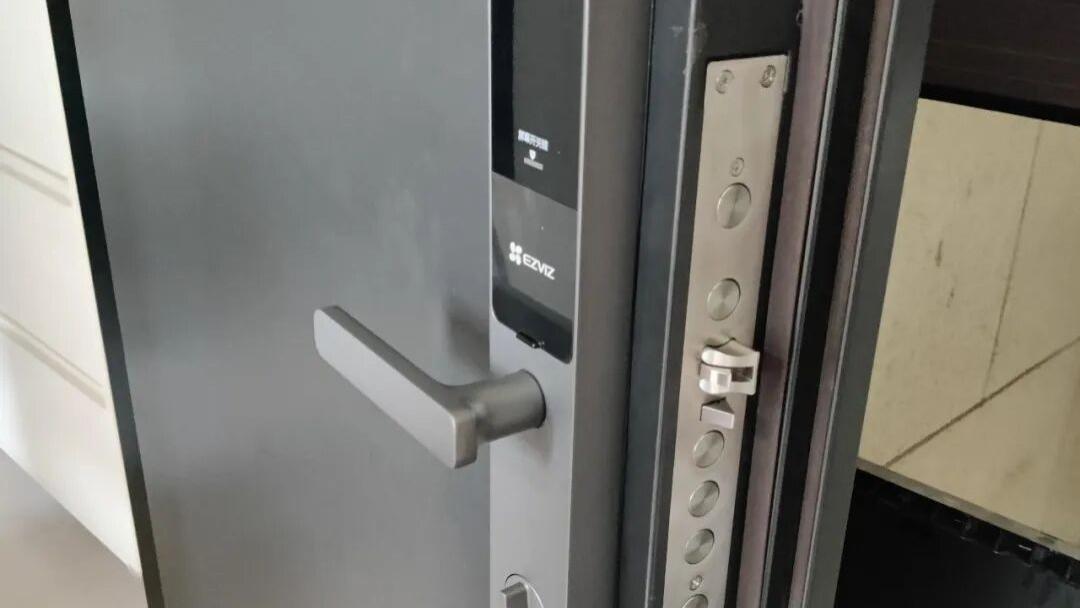 智能锁正逐渐退出中国家庭？听开锁师傅说出实情，让人恍然大悟