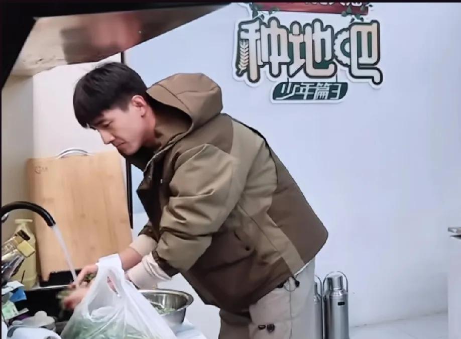 最朴实，最接地气，最真实的演员，非新哥莫属，完全没有偶像包袱。
   看看这小子