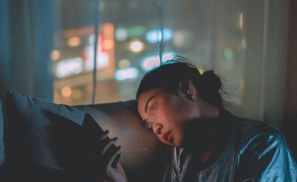 湖南，男子与女网友认识2个月便登记结婚，岂料，两人还没有共同生活，女网友就生下一