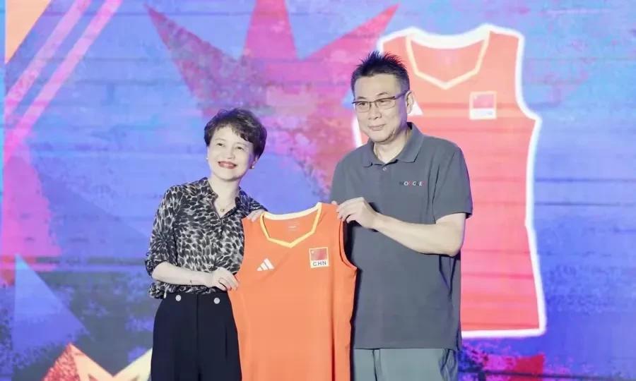 【值得点赞！女排蔡斌教练落尽铅华返璞归真重回群众】
在近日举办的发布会上，前国家