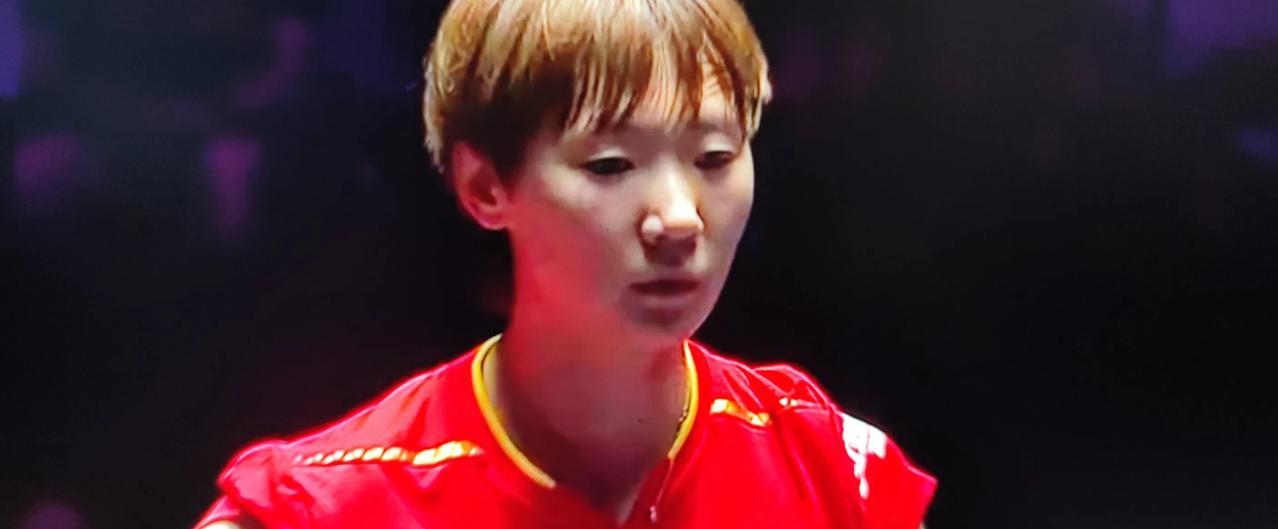 世乒联冠军赛澳门站女单决赛，又是王曼昱对阵孙颖莎，王曼昱还是不敌孙颖莎，3:4输