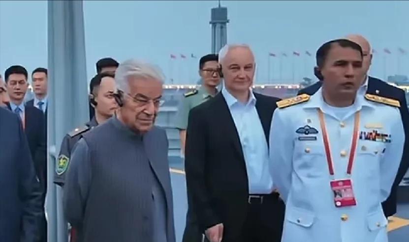 中国最牛的宣传！6越25日，中国青岛，多国防长被邀请上052D驱逐舰，让大佬们亲