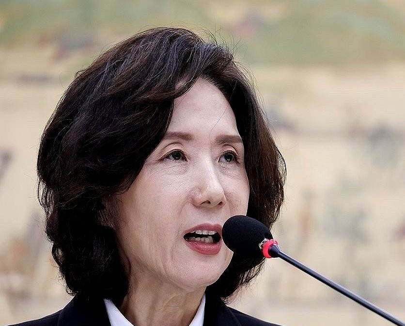 20日下午韩国总统李在明终于没有顶住压力，正式决定撤回对教育部长官候选人李镇淑的