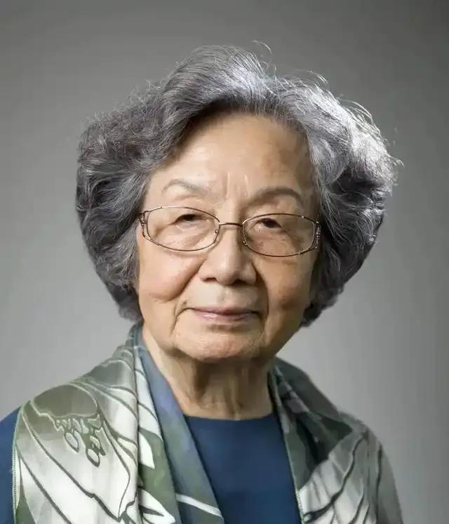 2024年，叶嘉莹享年100岁去世。95岁时，他将3568万元积蓄，悉数捐赠给南