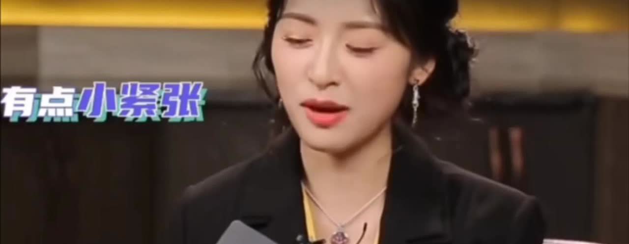 沈月说：“我不敢给刘亦菲拍照，我怕我发挥不出她的美貌。她是你肉眼看她都会觉得她身