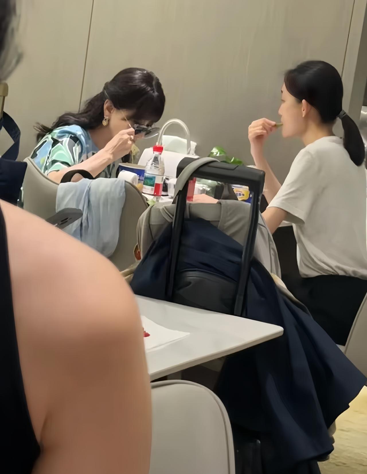 6月17日，有位网友在某机场贵宾室偶遇赵雅芝，她戴着墨镜，一头乌黑的头发，看上去