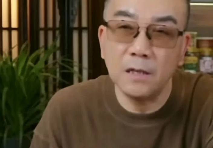 杨仪砸缸的初衷，不是被郑好怼了一顿才这样做的，那句“下三滥”就是个引子，他除了舍